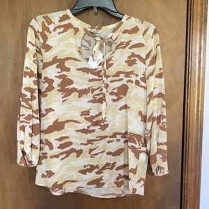 Tucker camo silk blouse ties at neckline size XS